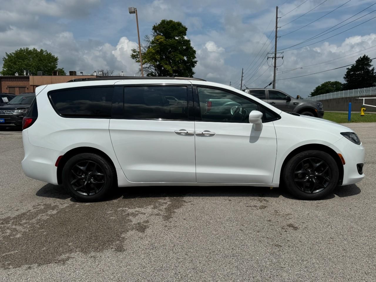 Chrysler Pacifica Vehicle Full-screen Gallery Image 02