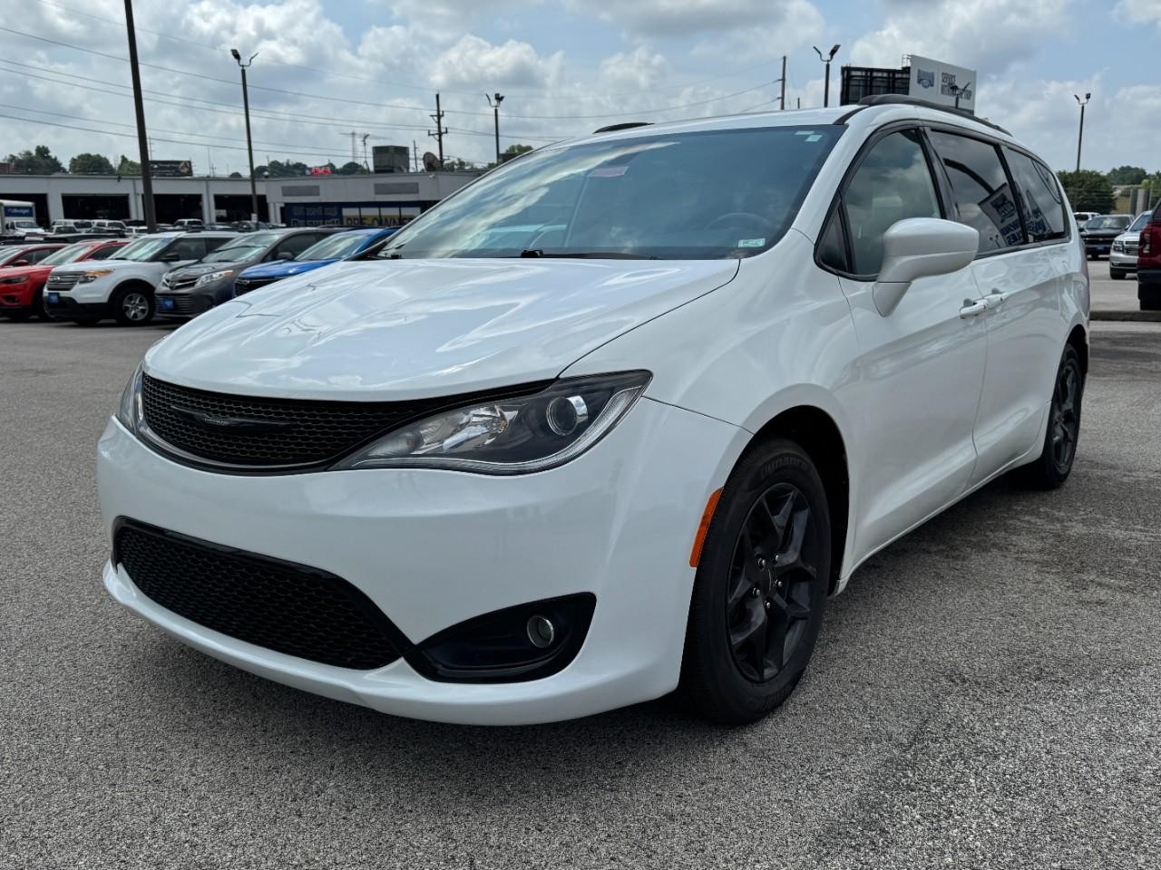 Chrysler Pacifica Vehicle Full-screen Gallery Image 08