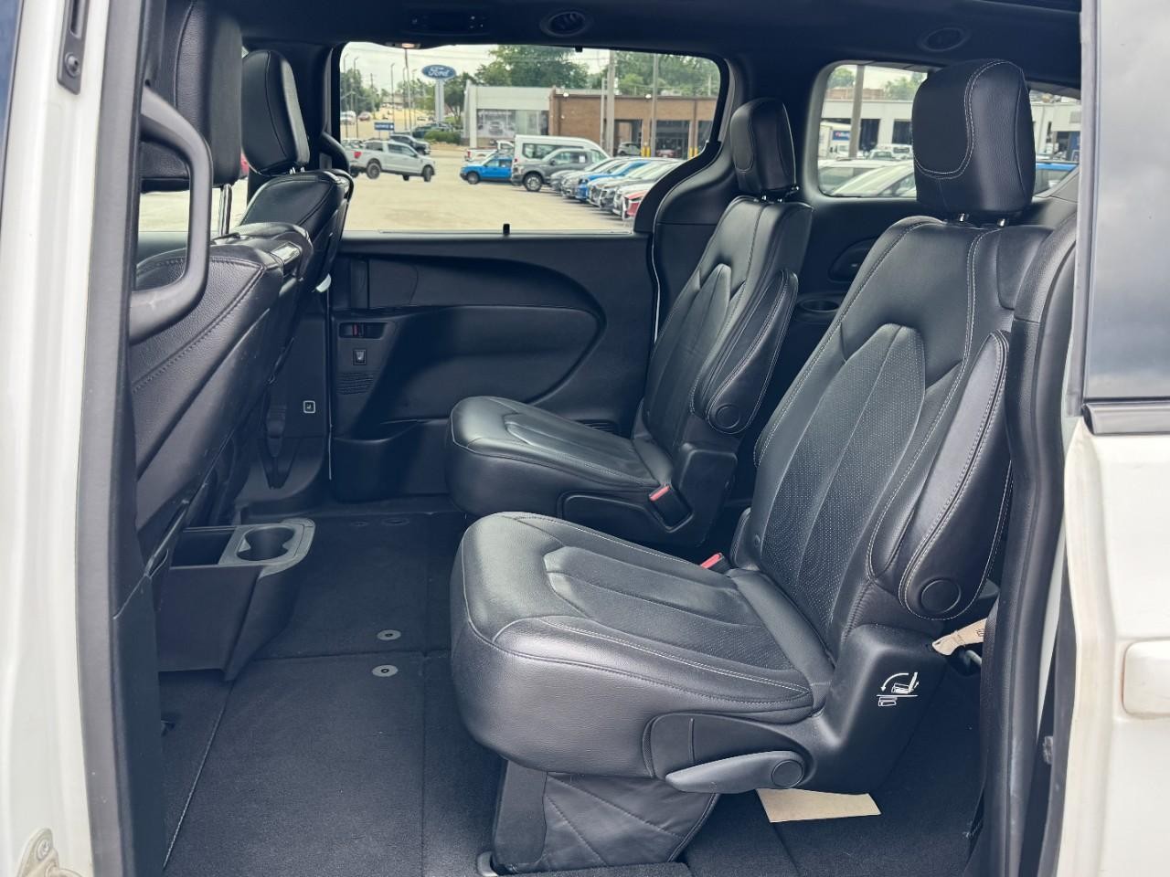Chrysler Pacifica Vehicle Full-screen Gallery Image 10