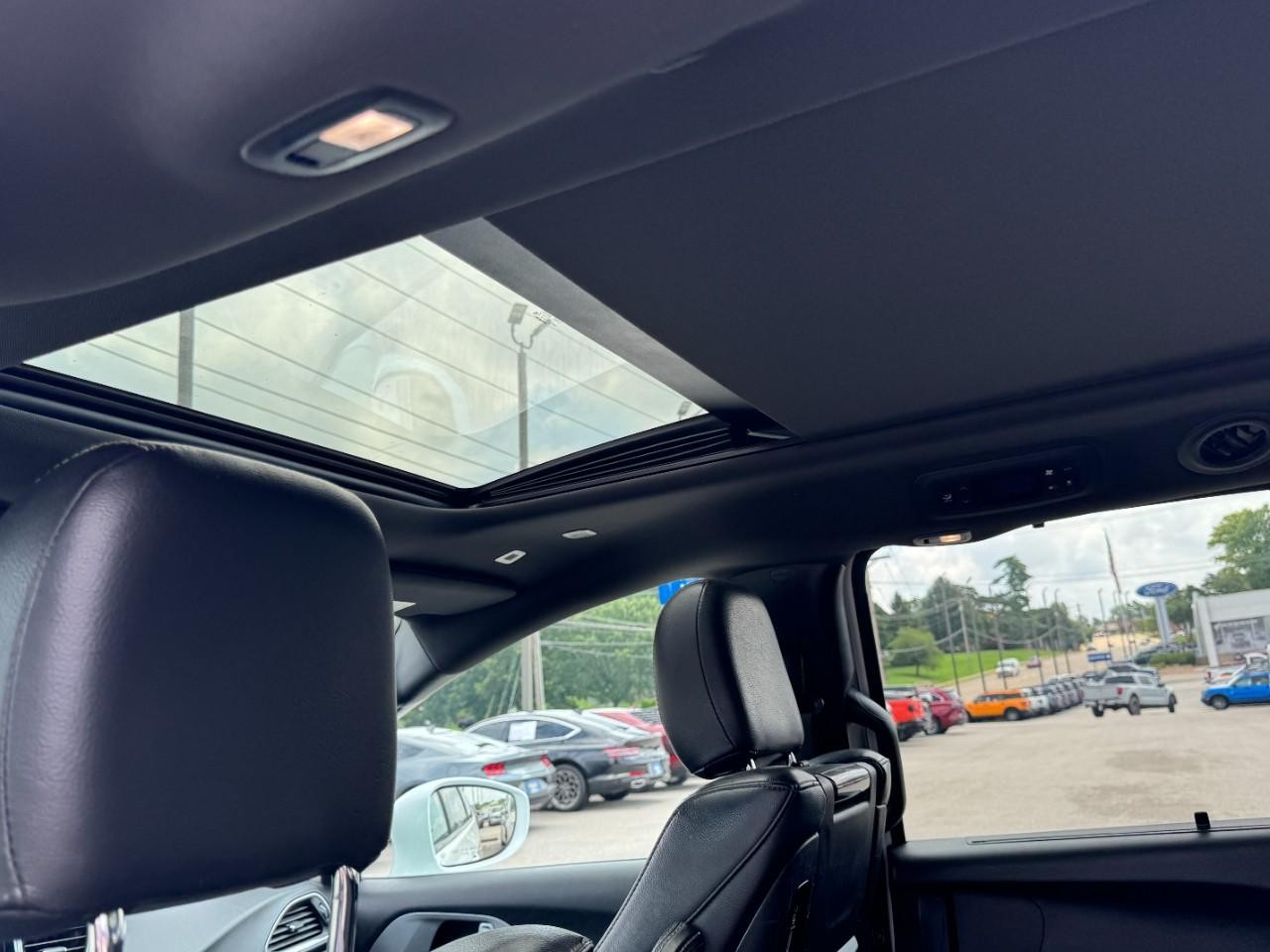Chrysler Pacifica Vehicle Full-screen Gallery Image 11