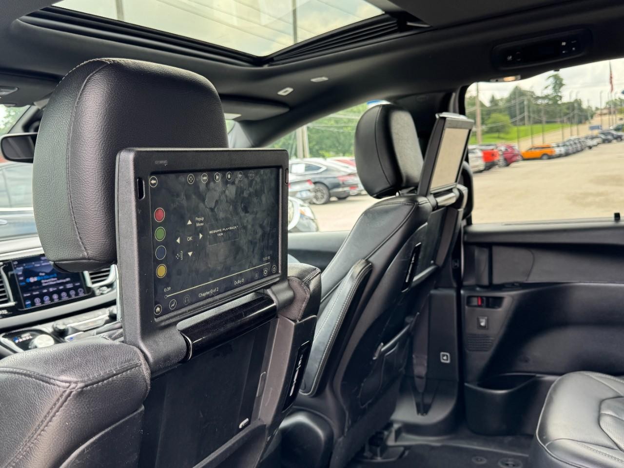 Chrysler Pacifica Vehicle Full-screen Gallery Image 12