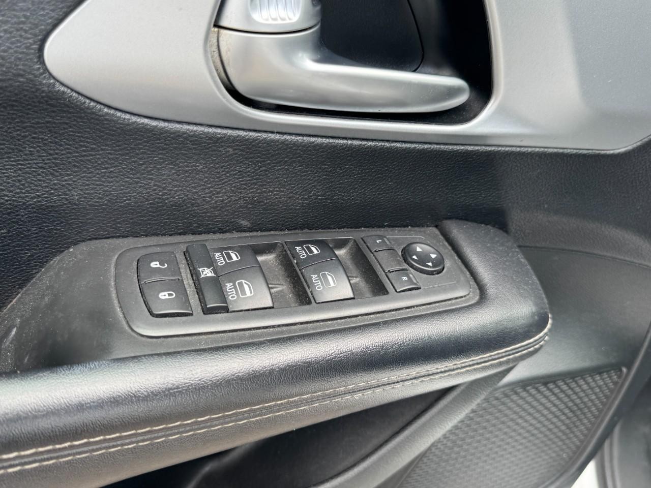 Chrysler Pacifica Vehicle Full-screen Gallery Image 17