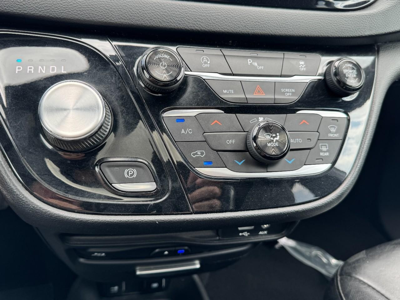 Chrysler Pacifica Vehicle Full-screen Gallery Image 20