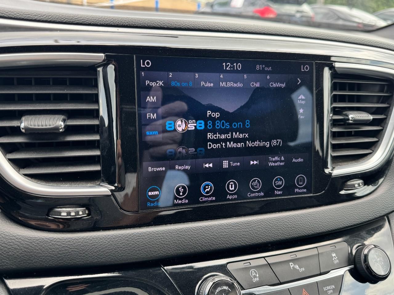 Chrysler Pacifica Vehicle Full-screen Gallery Image 21