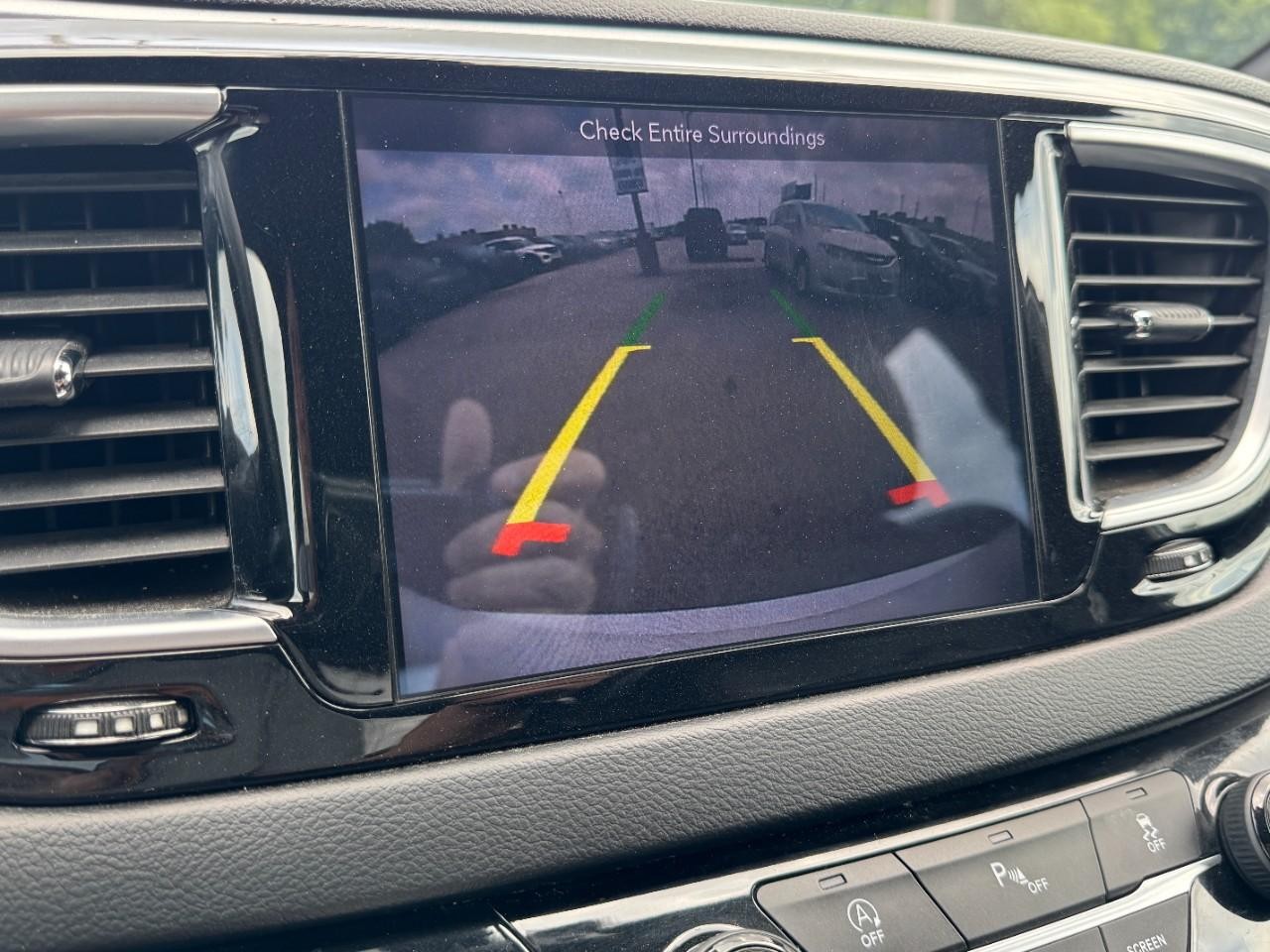 Chrysler Pacifica Vehicle Full-screen Gallery Image 24