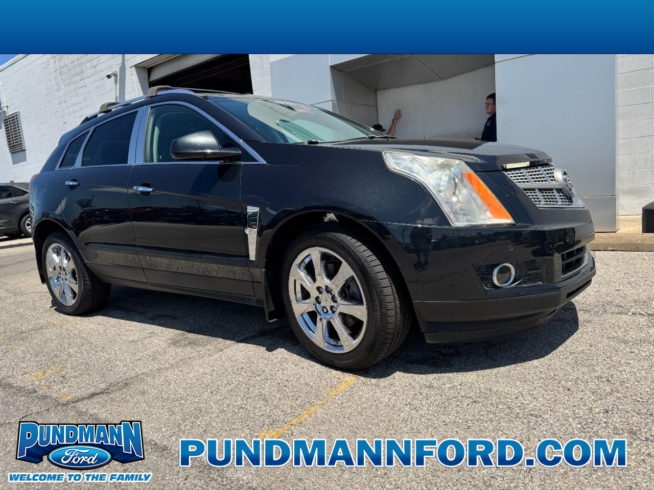 Cadillac SRX Vehicle Full-screen Gallery Image 01