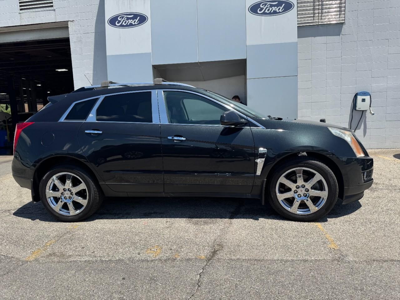 Cadillac SRX Vehicle Full-screen Gallery Image 02