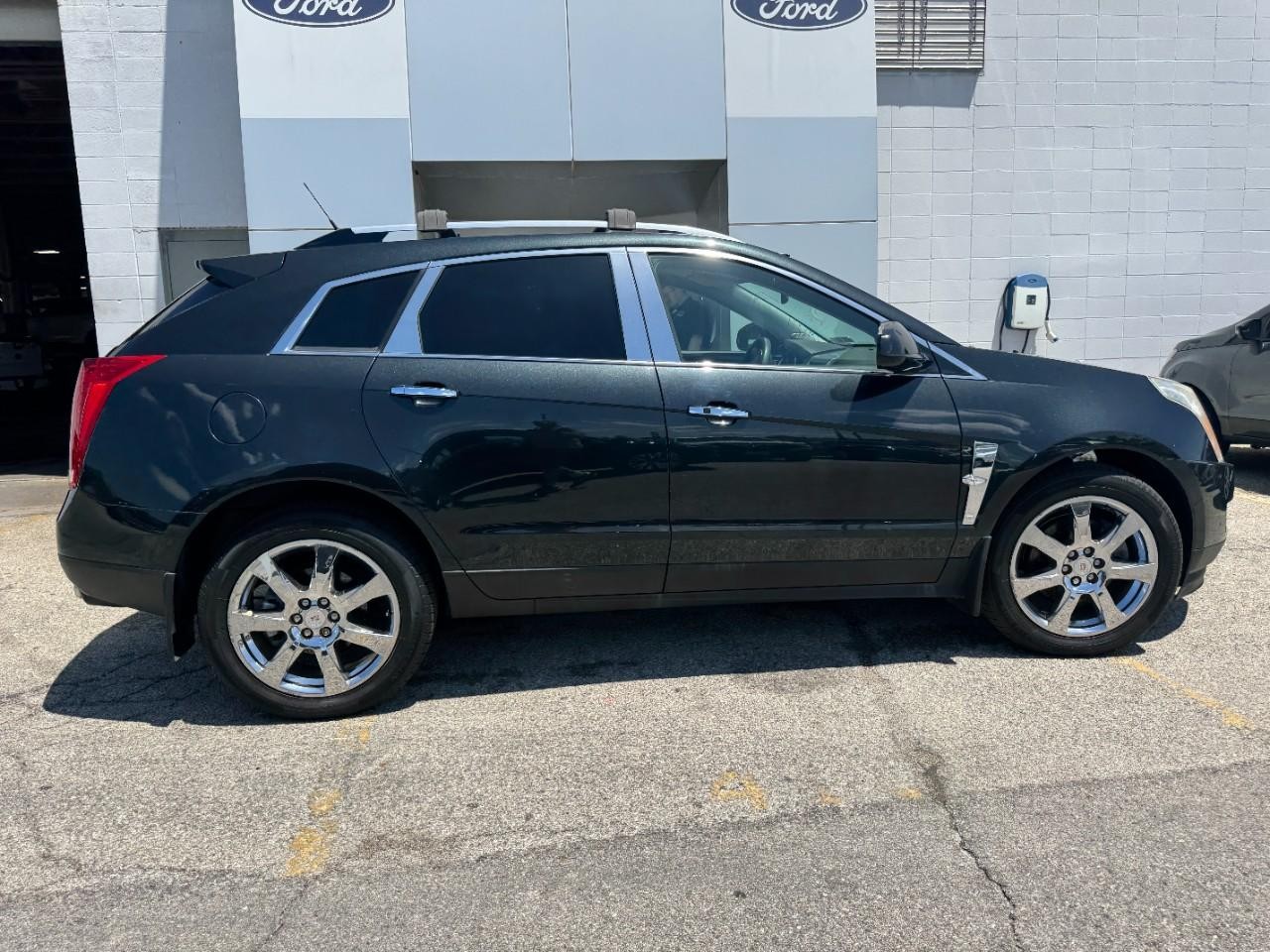 Cadillac SRX Vehicle Full-screen Gallery Image 03