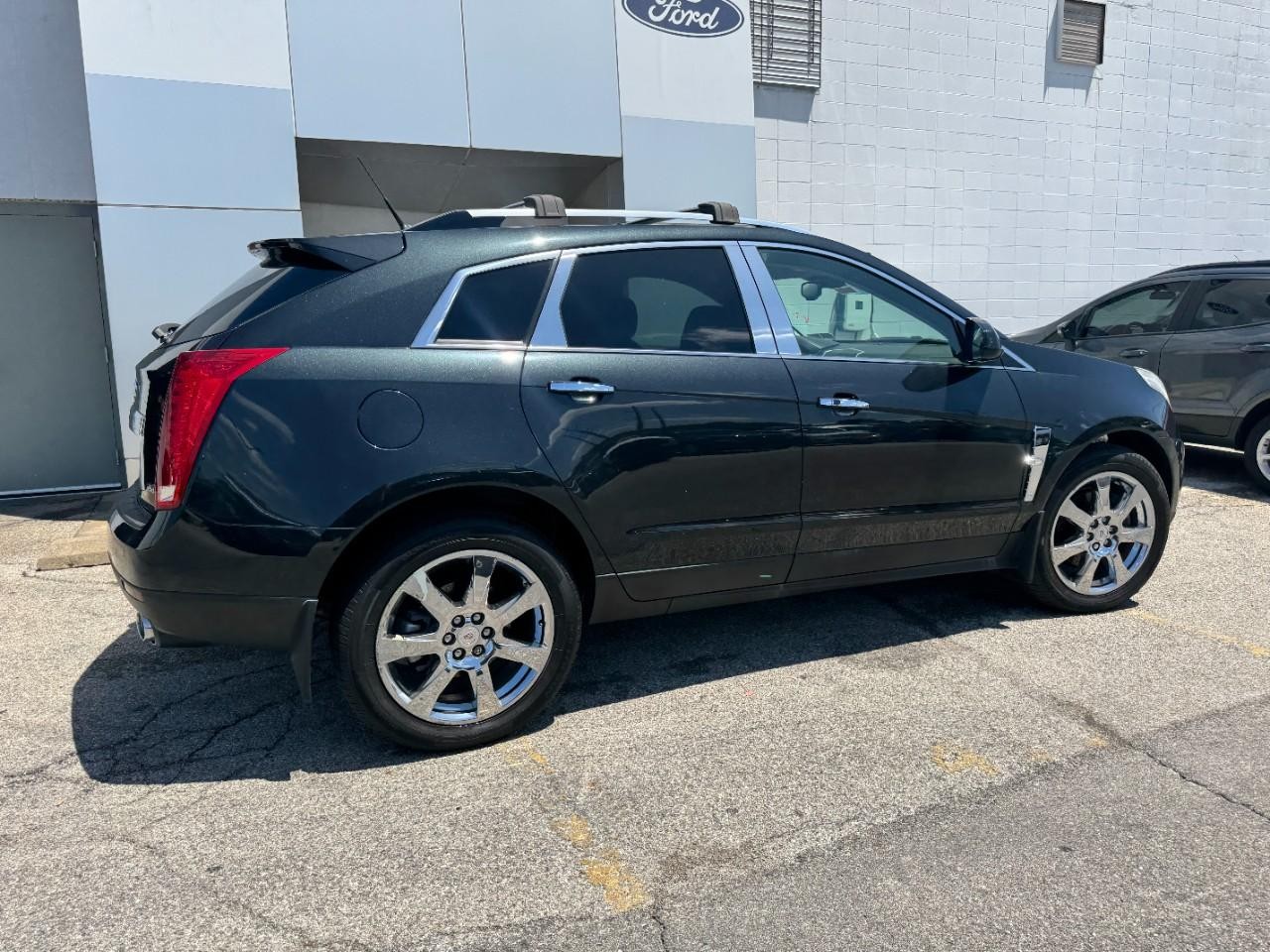 Cadillac SRX Vehicle Full-screen Gallery Image 04