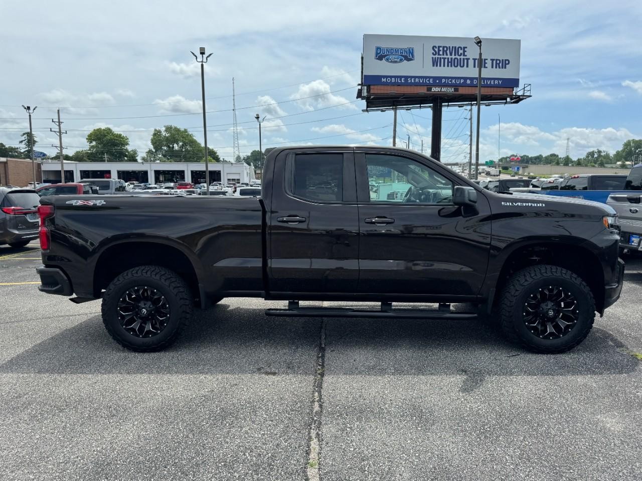 Chevrolet Silverado 1500 Vehicle Full-screen Gallery Image 02