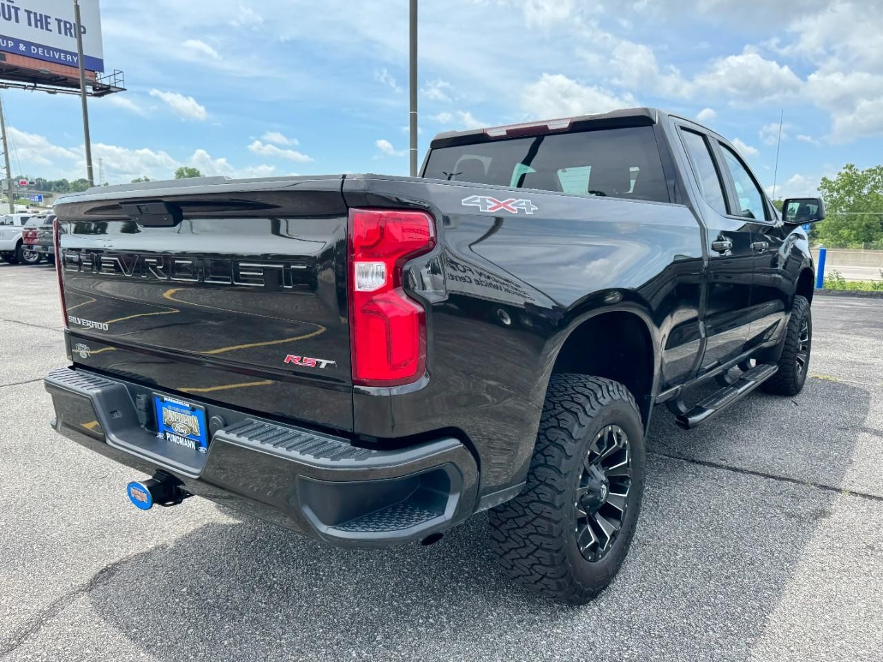 Chevrolet Silverado 1500 Vehicle Full-screen Gallery Image 03