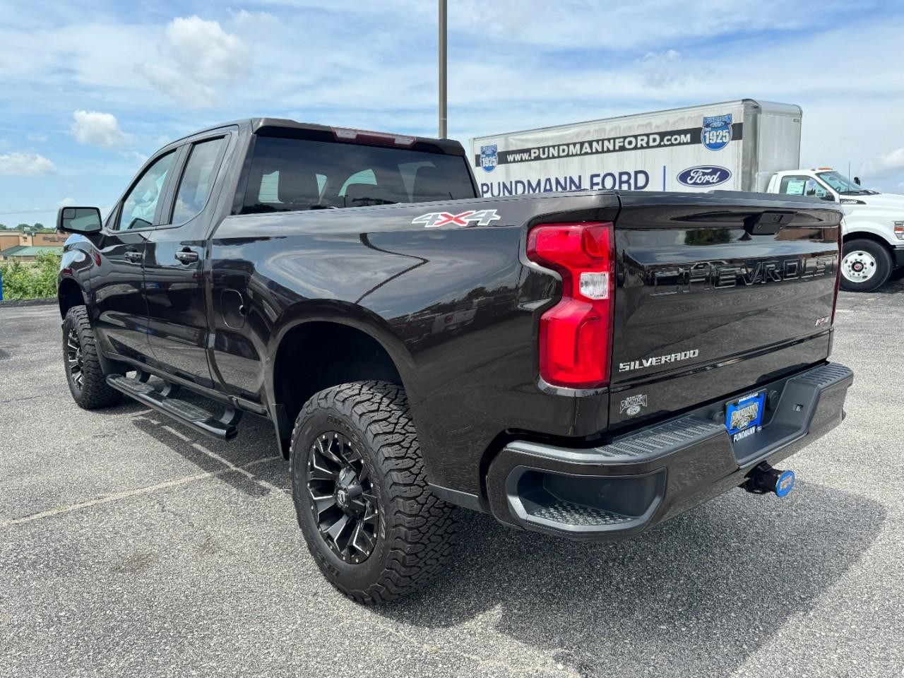 Chevrolet Silverado 1500 Vehicle Full-screen Gallery Image 05