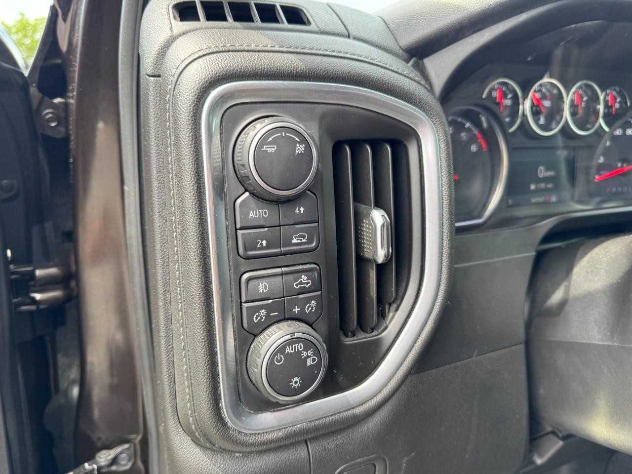 Chevrolet Silverado 1500 Vehicle Full-screen Gallery Image 14