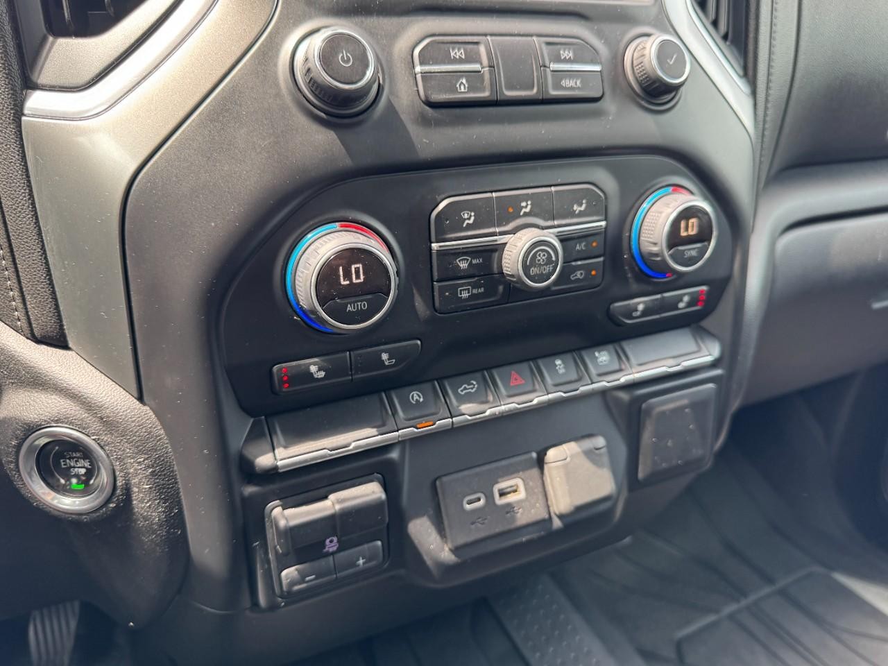 Chevrolet Silverado 1500 Vehicle Full-screen Gallery Image 17