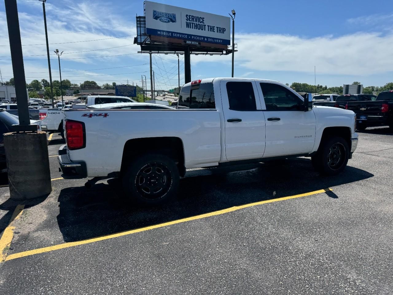 Chevrolet Silverado 1500 Vehicle Full-screen Gallery Image 05