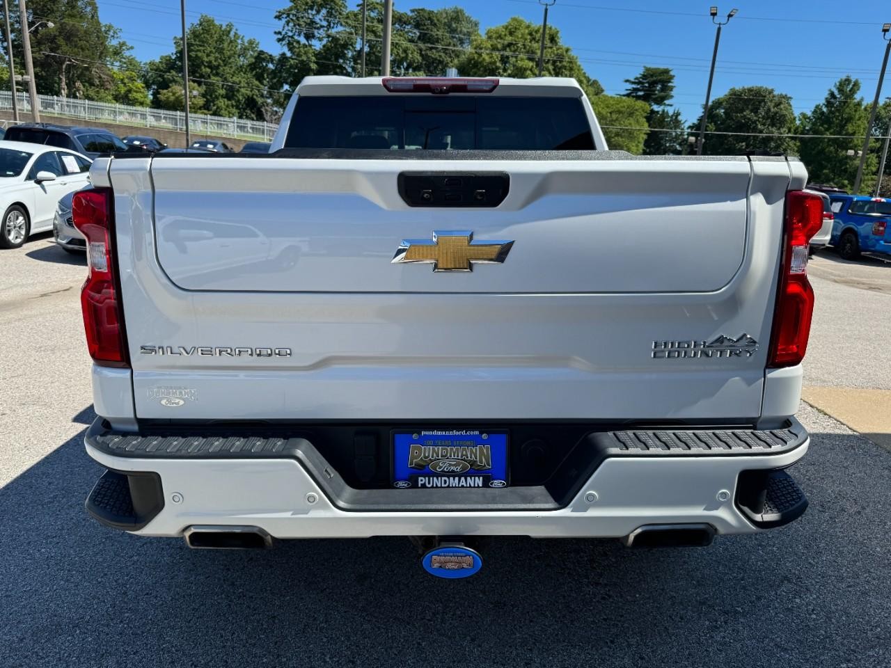 Chevrolet Silverado 1500 LTD Vehicle Full-screen Gallery Image 04