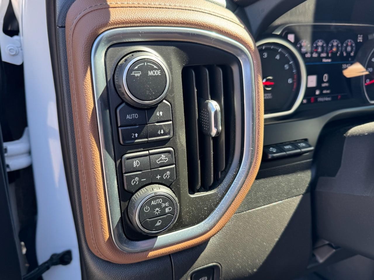 Chevrolet Silverado 1500 LTD Vehicle Full-screen Gallery Image 17