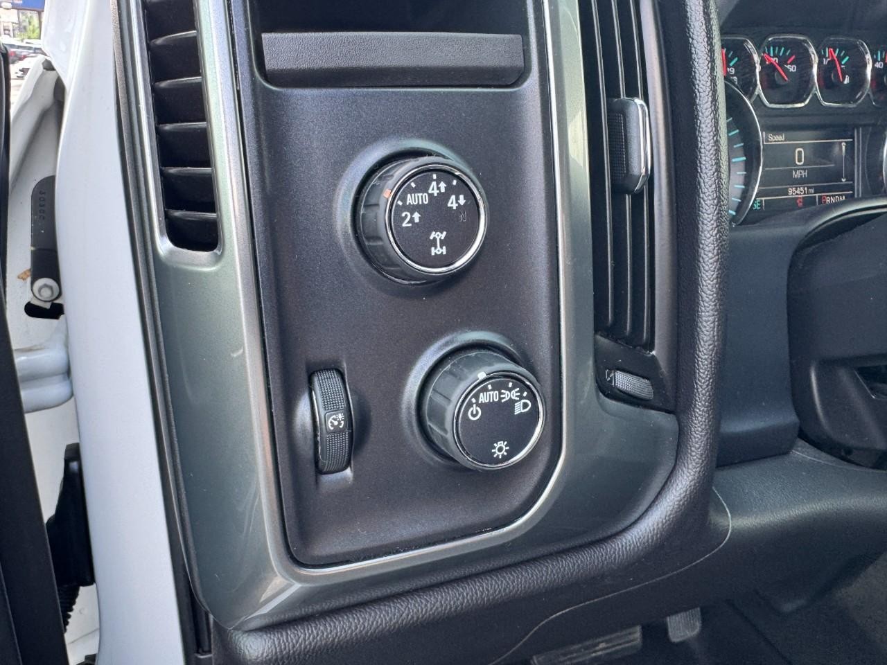 Chevrolet Silverado 1500 Vehicle Full-screen Gallery Image 16