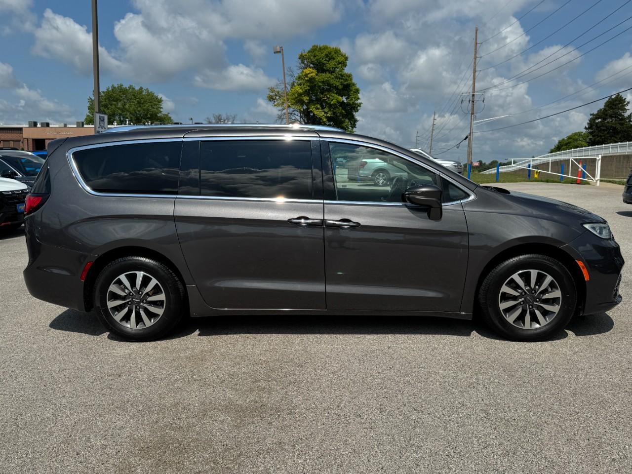 Chrysler Pacifica Vehicle Full-screen Gallery Image 02