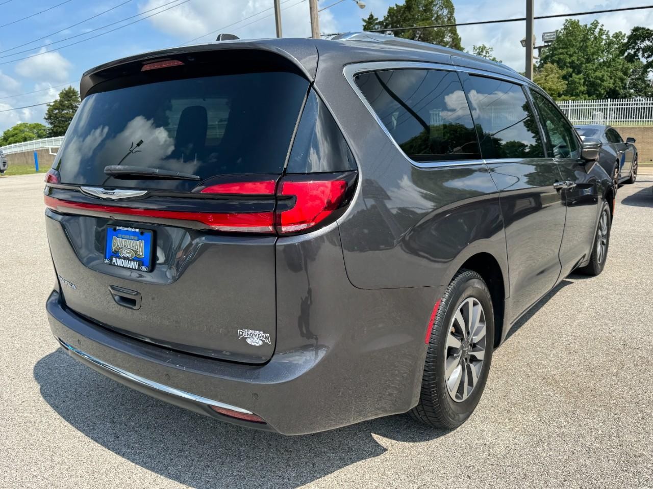 Chrysler Pacifica Vehicle Full-screen Gallery Image 03