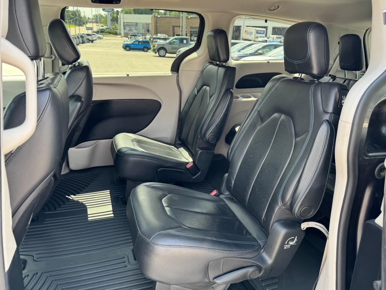 Chrysler Pacifica Vehicle Full-screen Gallery Image 10