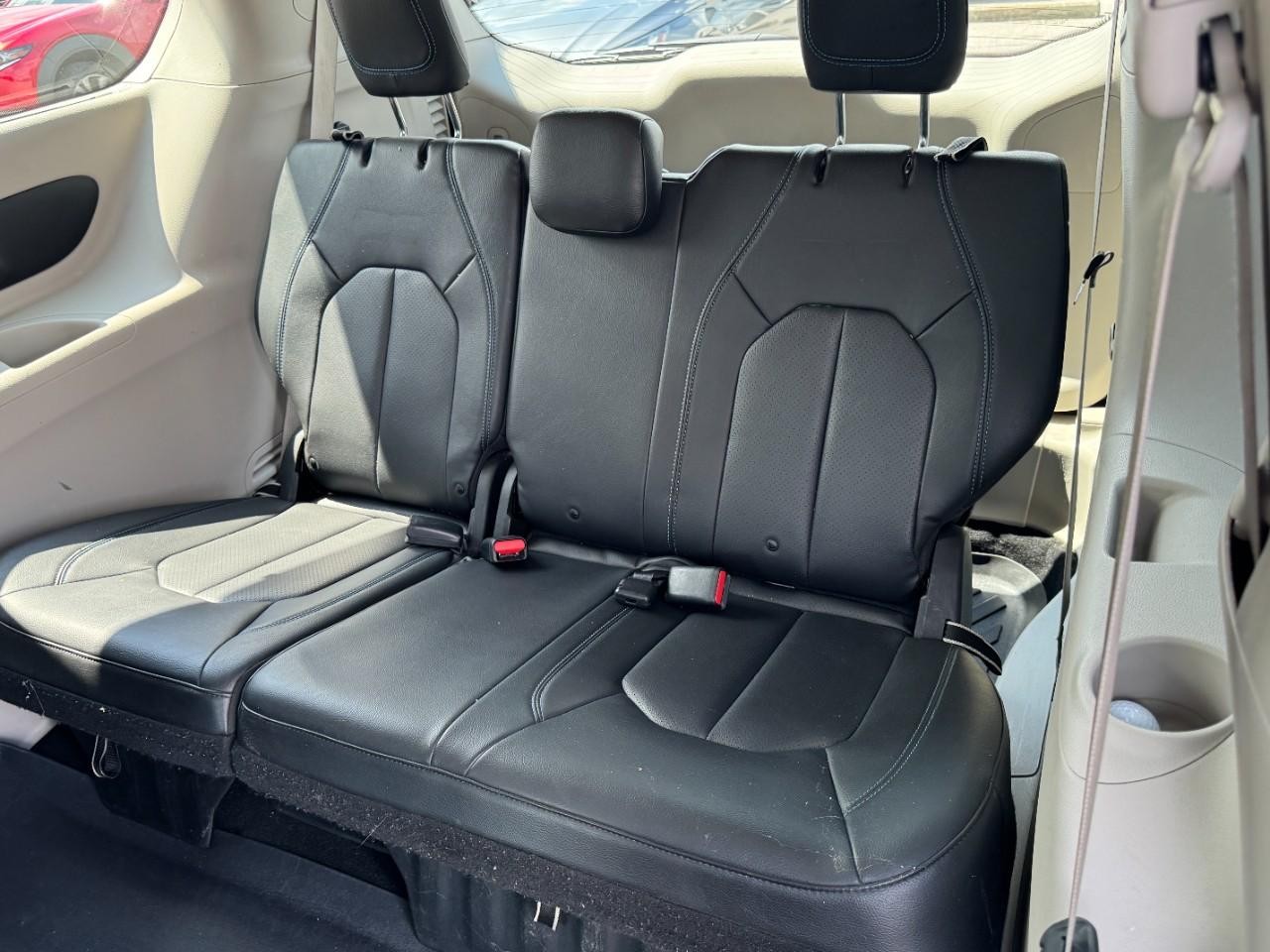 Chrysler Pacifica Vehicle Full-screen Gallery Image 11