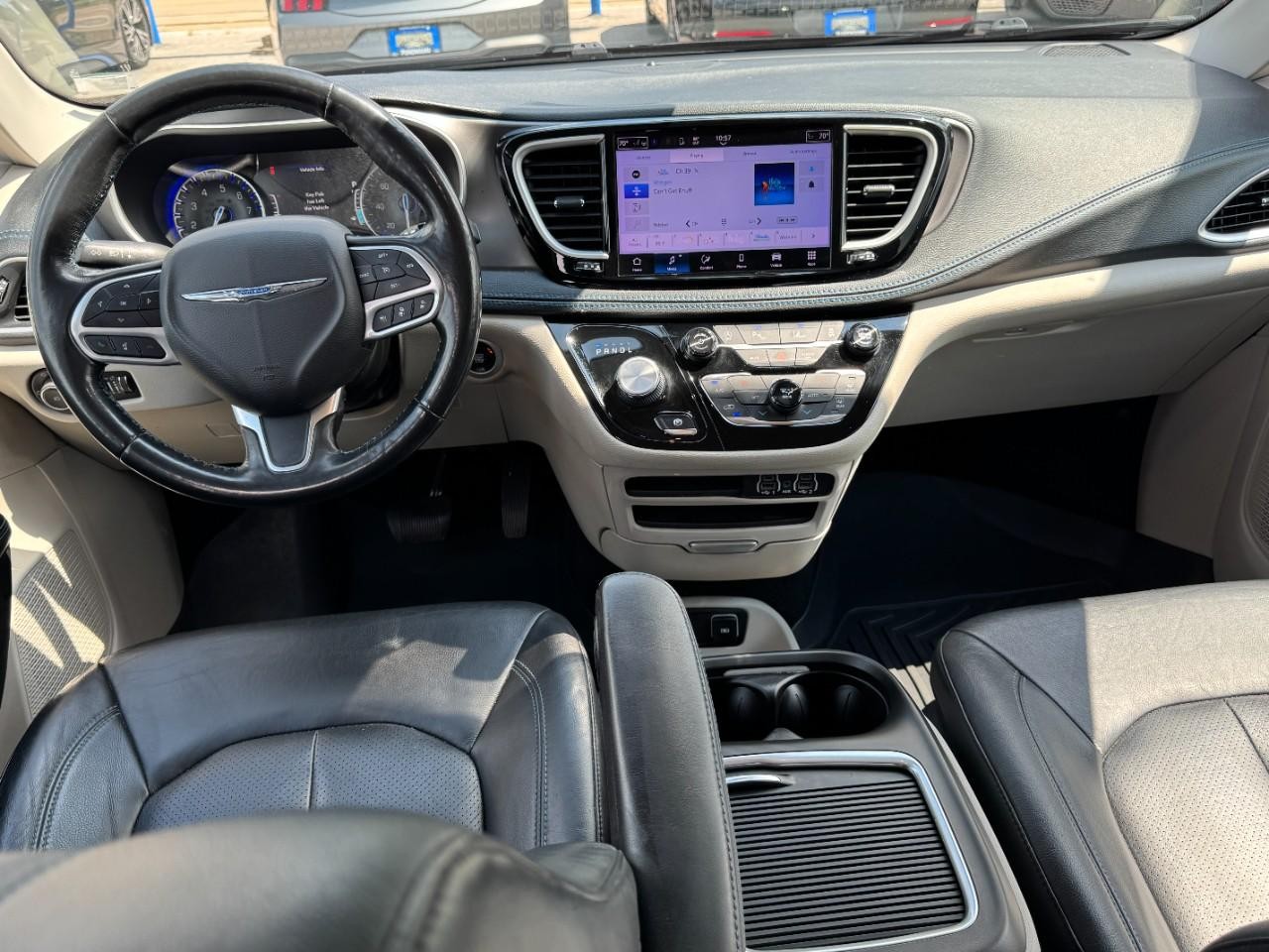 Chrysler Pacifica Vehicle Full-screen Gallery Image 12