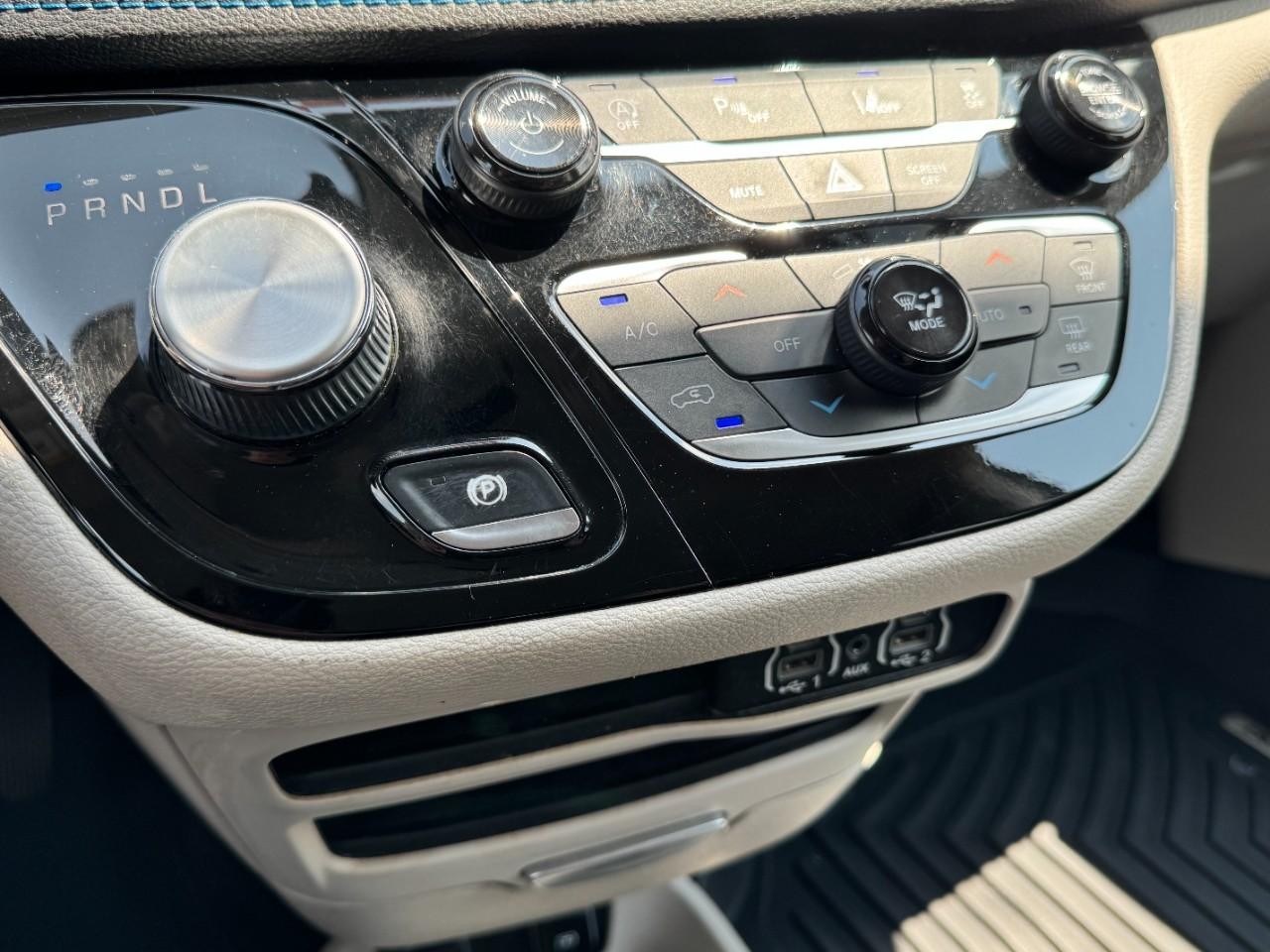 Chrysler Pacifica Vehicle Full-screen Gallery Image 19