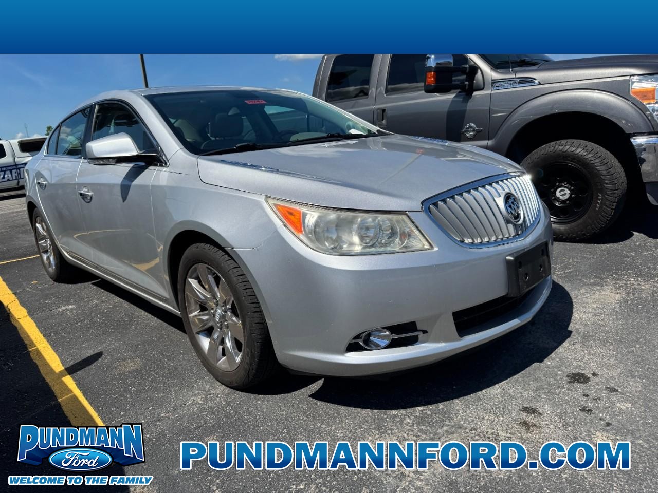 Buick LaCrosse Vehicle Full-screen Gallery Image 01