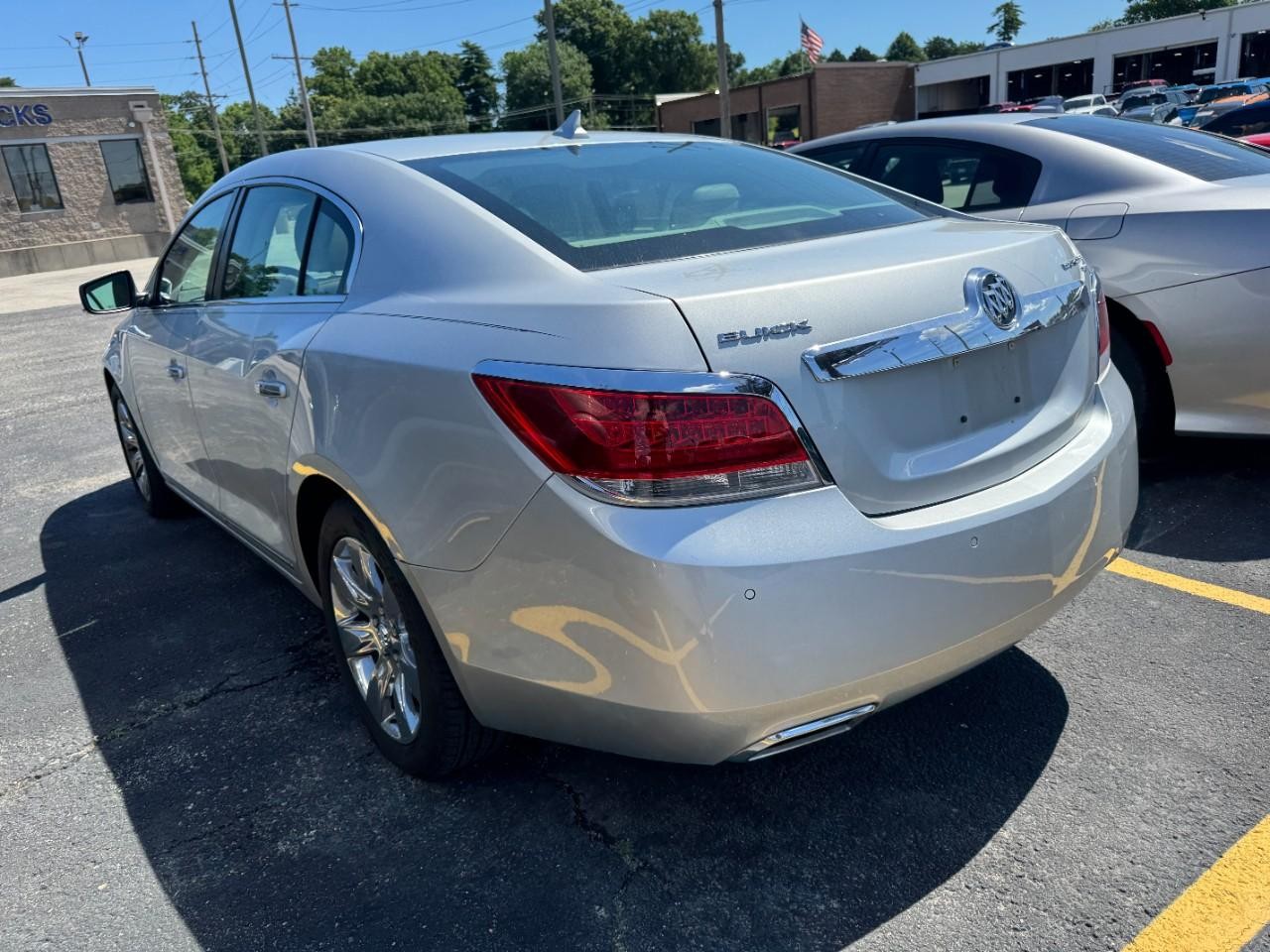 Buick LaCrosse Vehicle Full-screen Gallery Image 09