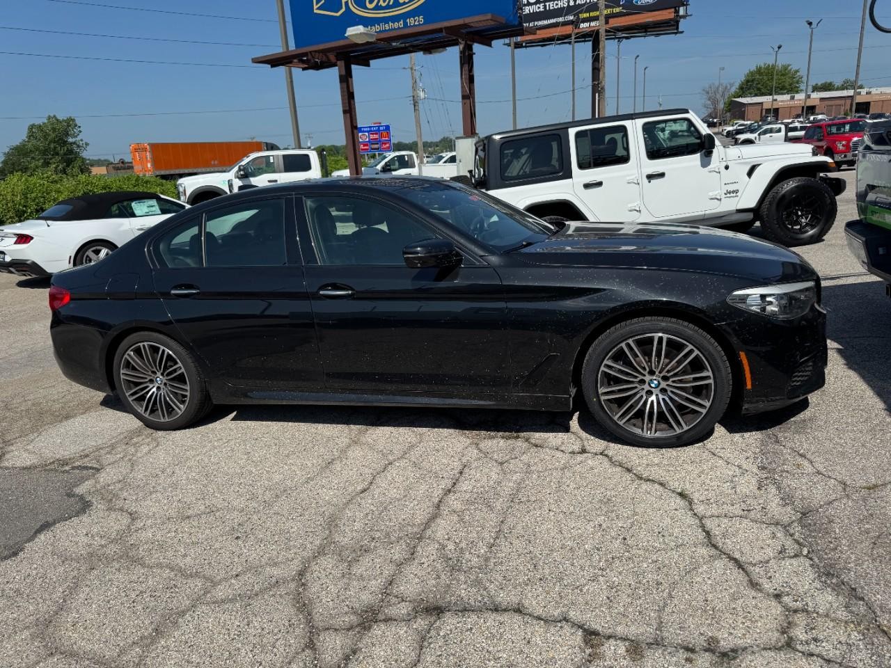 BMW 5 Series Vehicle Full-screen Gallery Image 02