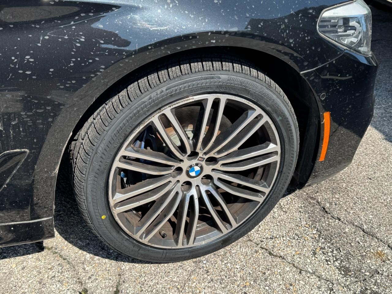 BMW 5 Series Vehicle Full-screen Gallery Image 03