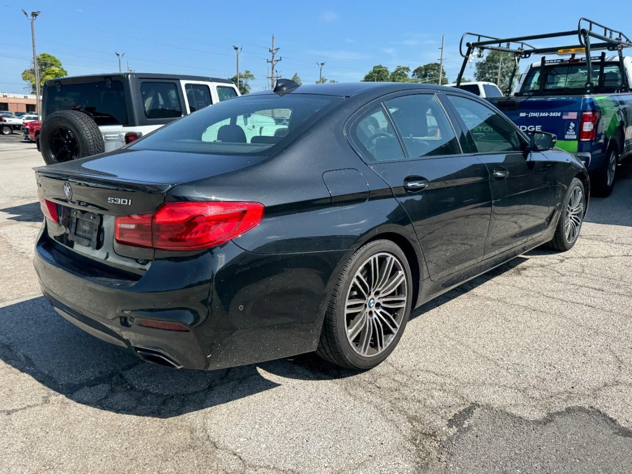 BMW 5 Series Vehicle Full-screen Gallery Image 05