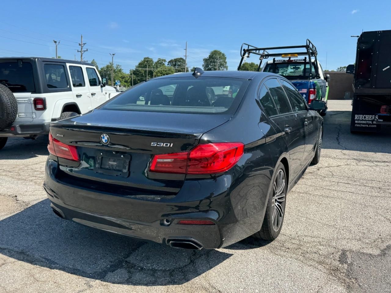 BMW 5 Series Vehicle Full-screen Gallery Image 06