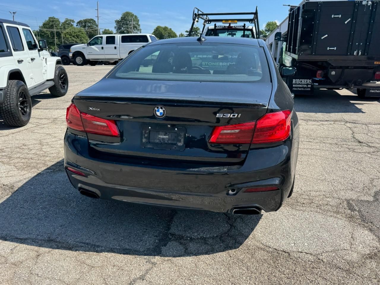 BMW 5 Series Vehicle Full-screen Gallery Image 07