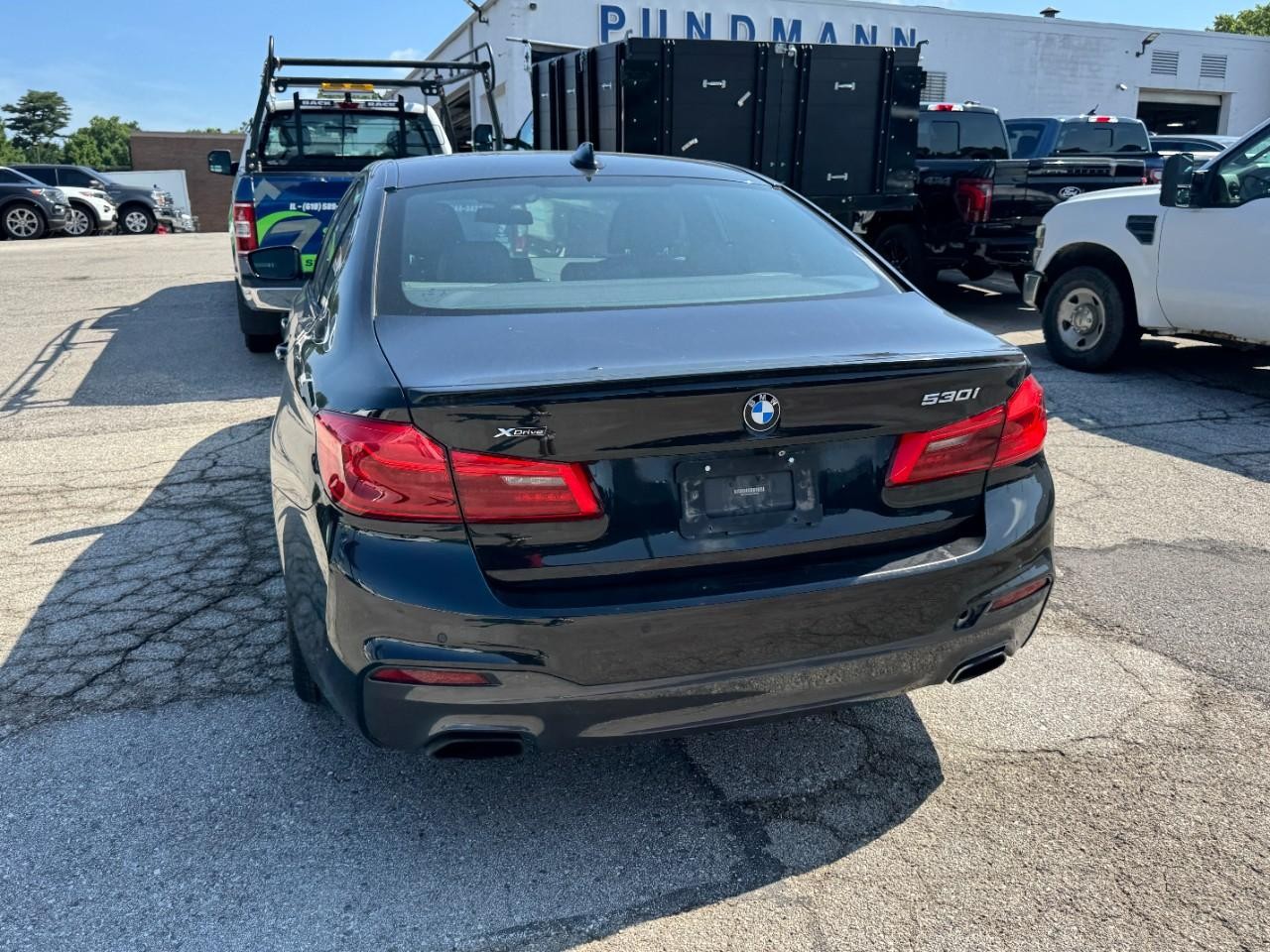 BMW 5 Series Vehicle Full-screen Gallery Image 08