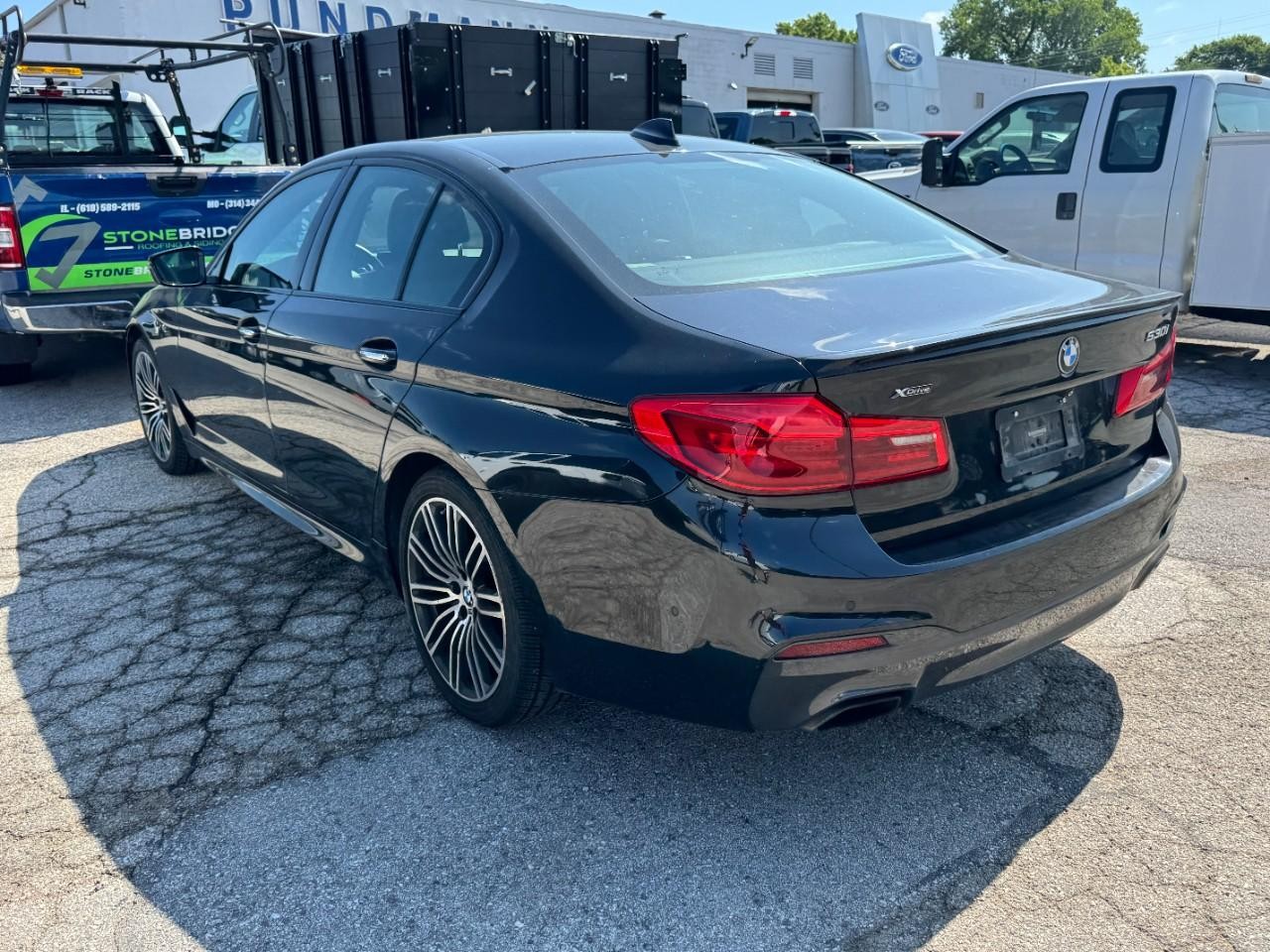 BMW 5 Series Vehicle Full-screen Gallery Image 09