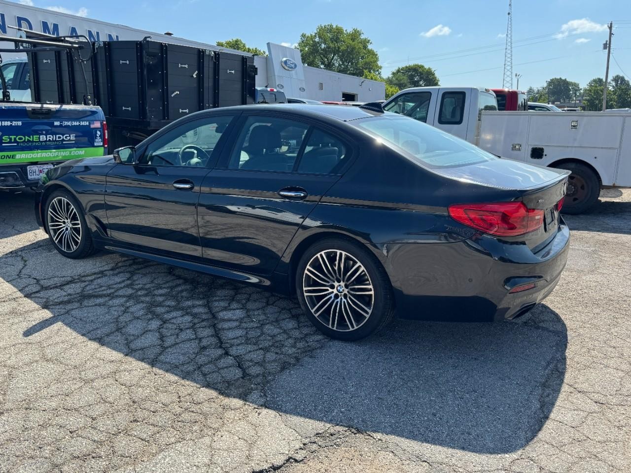 BMW 5 Series Vehicle Full-screen Gallery Image 10