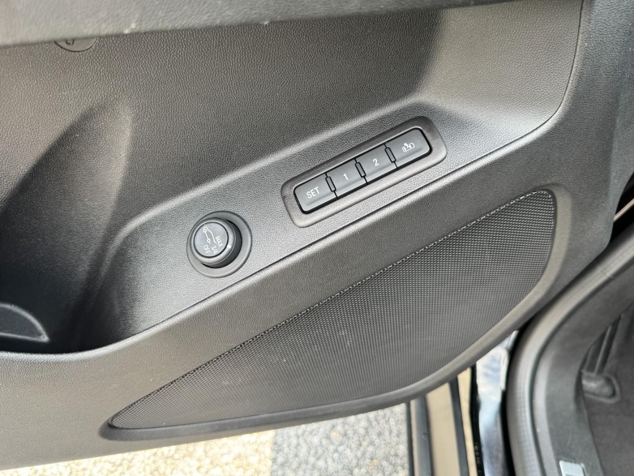Chevrolet Equinox Vehicle Full-screen Gallery Image 24