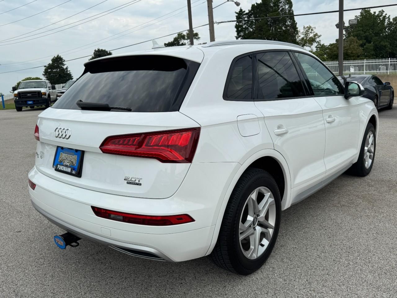 Audi Q5 Vehicle Full-screen Gallery Image 03