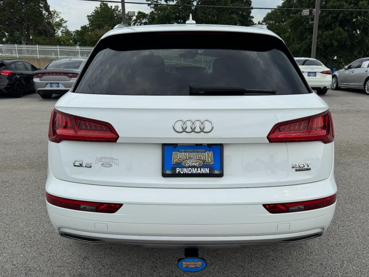 Audi Q5 Vehicle Full-screen Gallery Image 04