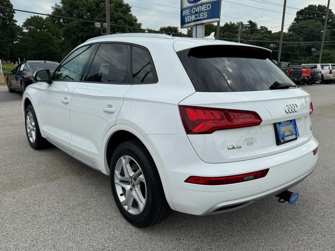 Audi Q5 Vehicle Full-screen Gallery Image 05