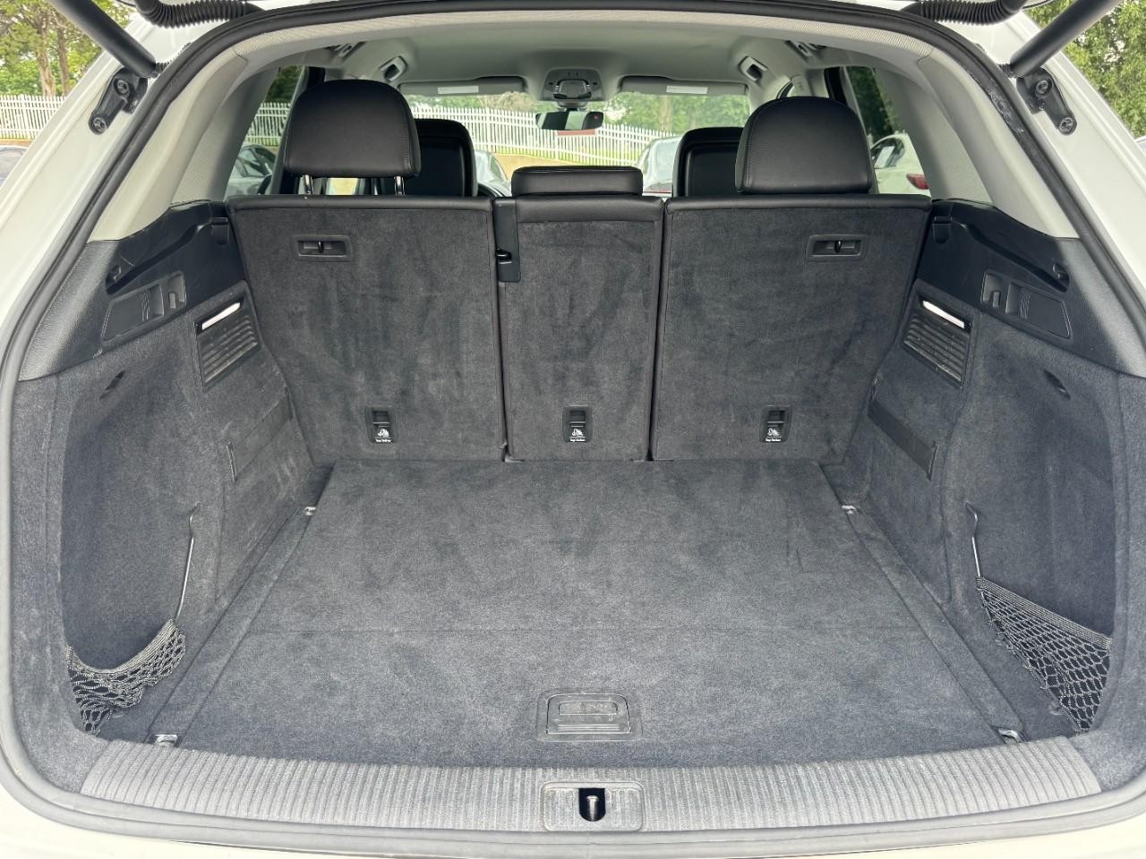 Audi Q5 Vehicle Full-screen Gallery Image 06