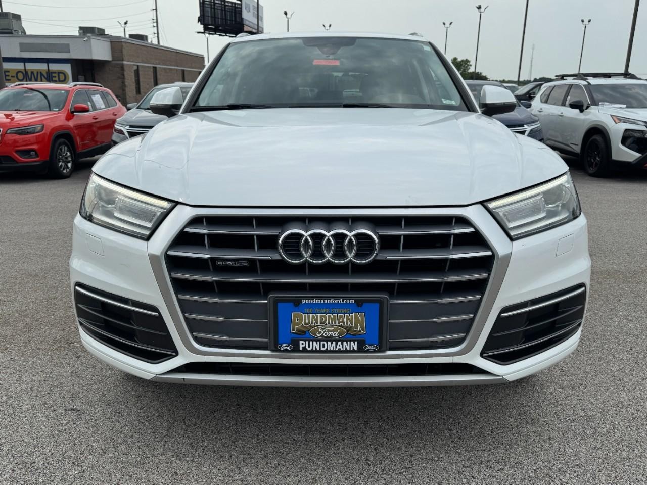 Audi Q5 Vehicle Full-screen Gallery Image 09