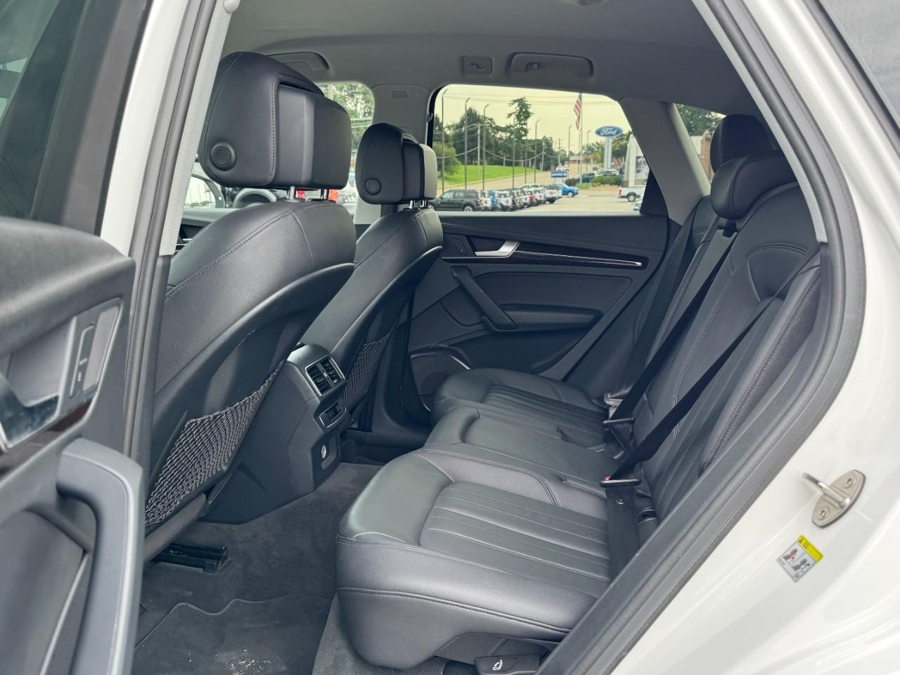 Audi Q5 Vehicle Full-screen Gallery Image 10
