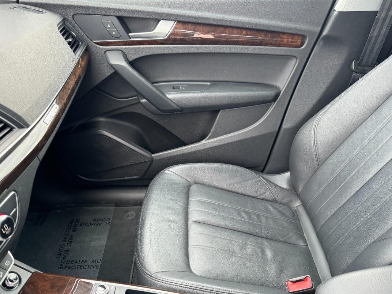 Audi Q5 Vehicle Full-screen Gallery Image 13