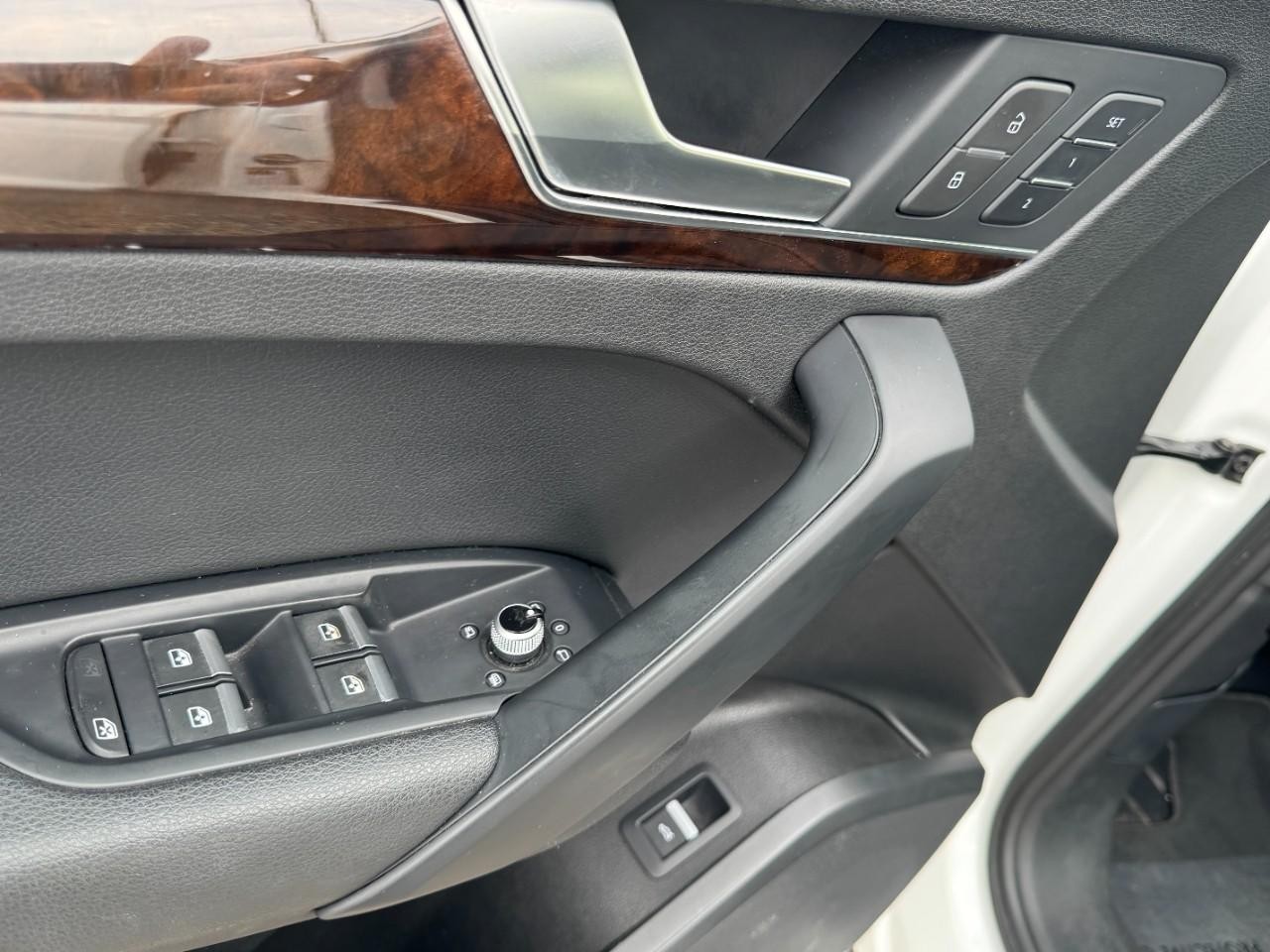 Audi Q5 Vehicle Full-screen Gallery Image 15