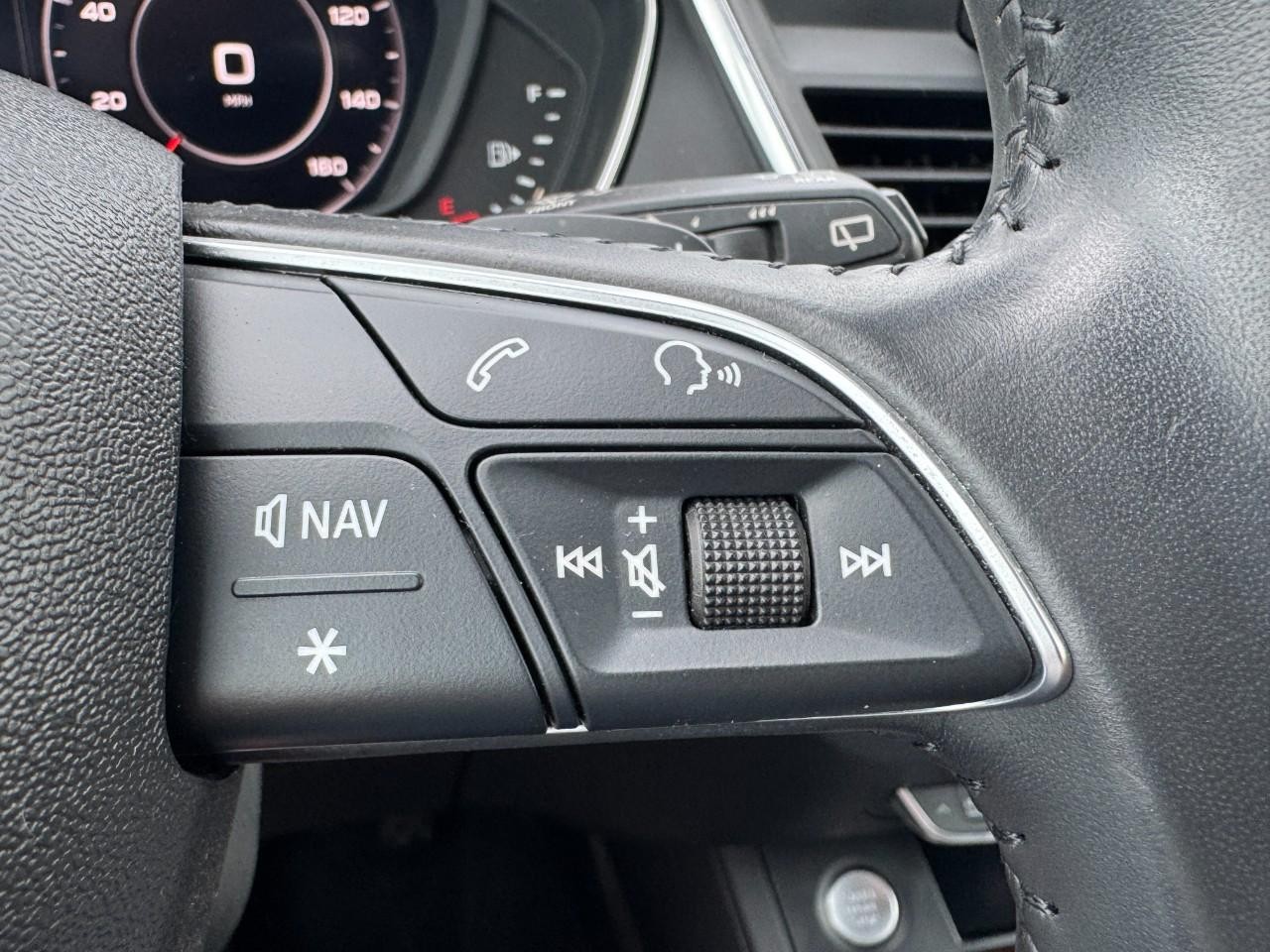 Audi Q5 Vehicle Full-screen Gallery Image 17
