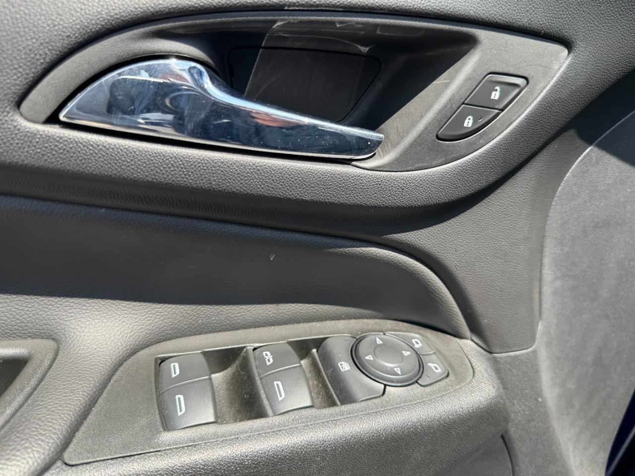 Chevrolet Equinox Vehicle Full-screen Gallery Image 15