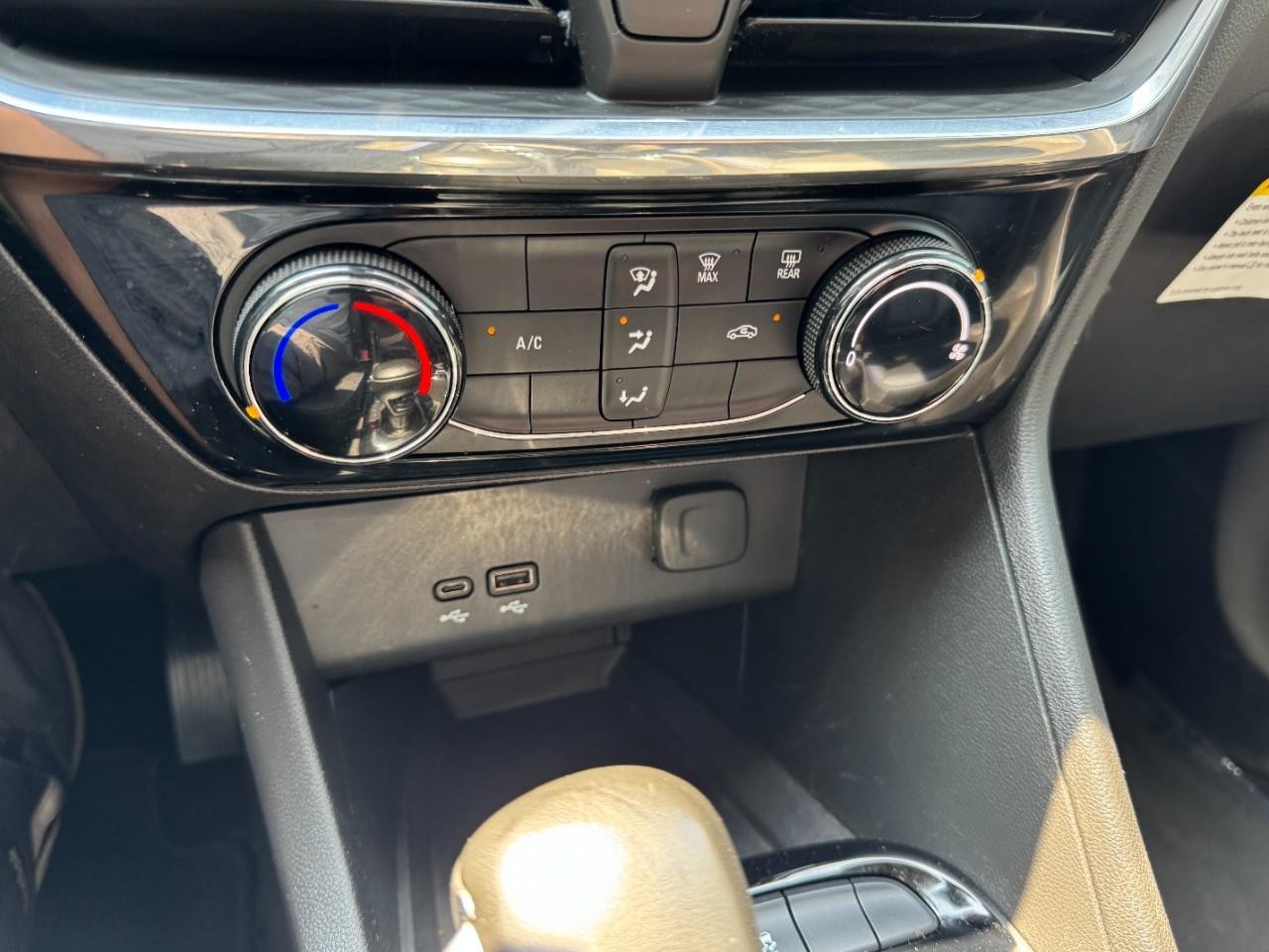 Buick Encore GX Vehicle Full-screen Gallery Image 18